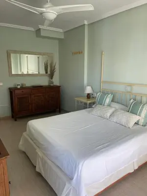 Cama o camas de una habitación en APARTAMENTO ROMANILLA FRENTE AL MAR