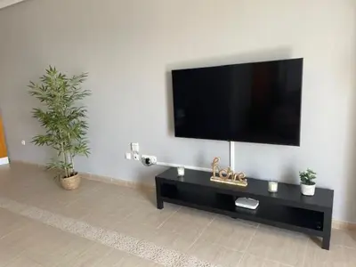 Una televisión o centro de entretenimiento en APARTAMENTO ROMANILLA FRENTE AL MAR