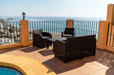 Un balcón o terraza de Chalet con vistas al mar y piscina