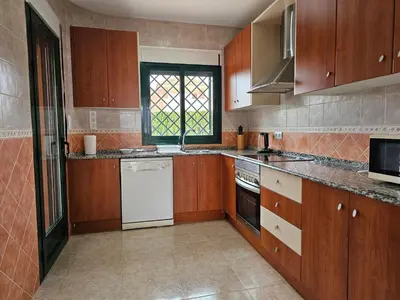 Una cocina o zona de cocina en Private Pool- Rooftop Terrace & Bbq- AirCon