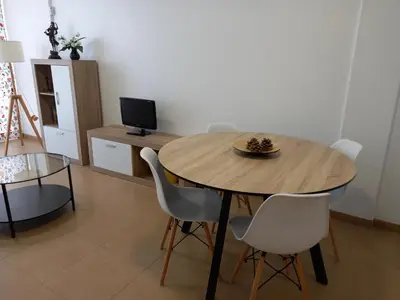 Una televisión o centro de entretenimiento en El Ingenio-Royal