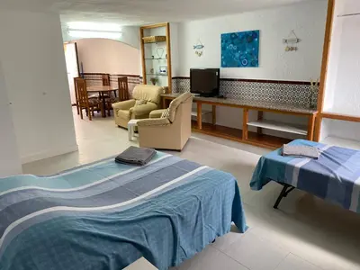 Una televisión o centro de entretenimiento en Las Marinas