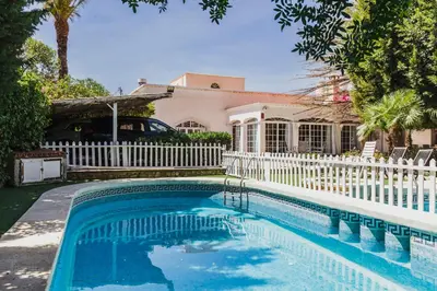 Piscina en o cerca de Cortijo EL LLANO