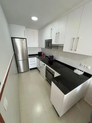 Una cocina o zona de cocina en Ático con piscina privada vistas al mar.