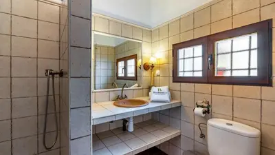 Un baño de Cortijo Bustamante Baza by Ruralidays