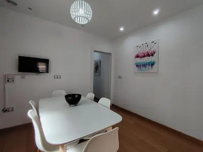 Una televisión o centro de entretenimiento en Cabo de Gata Suites a 1 min de la playa, 2 Hab y terraza