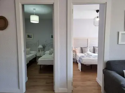 Cama o camas de una habitación en Santa Monica Suites, 2 hab con terraza, parking y playa a 5 min a pie