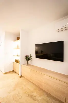 Una televisión o centro de entretenimiento en Rosie Apart en Vera Costa- cerca de la playa