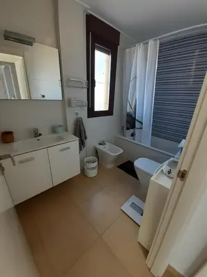 Un baño de Apartamento en Águilas con amplia terraza y piscina