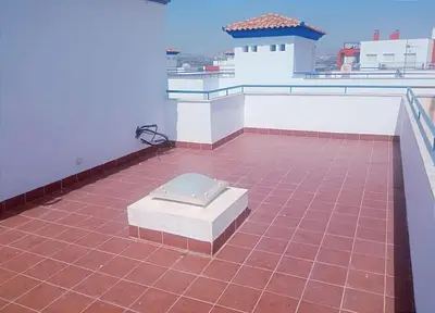 Un balcón o terraza de Casa familiar a pie de piscina