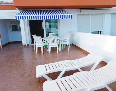 Un balcón o terraza de Casa familiar a pie de piscina