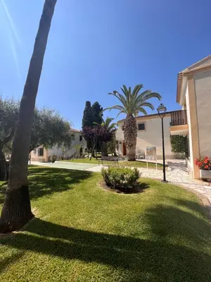 Jardín al aire libre en Casa de Beatriz Vera Costa bajo