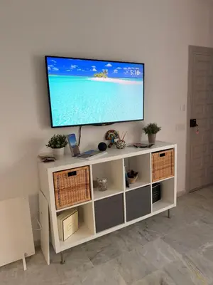 Una televisión o centro de entretenimiento en 