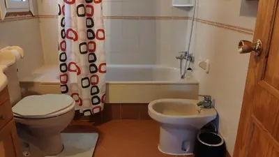 Un baño de Two Bedroom Apartment on Front Line Of The Beach