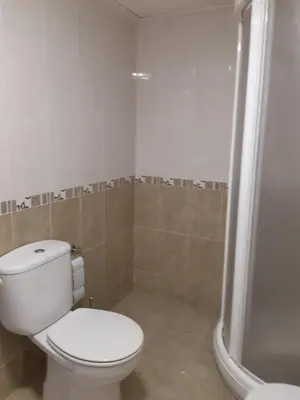 Un baño de Amplio piso con vistas a la playa de Poniente