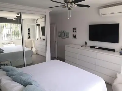 Cama o camas de una habitación en Preciosa casa de lujo con piscina-150m de la playa