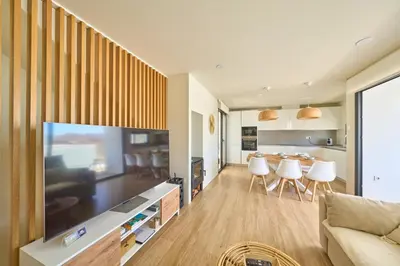 Una televisión o centro de entretenimiento en El Encanto de Gata