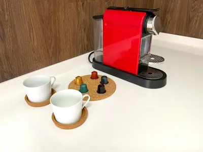 Utensilios para hacer té y café en KS Toyo Golf - Kaleria Suites
