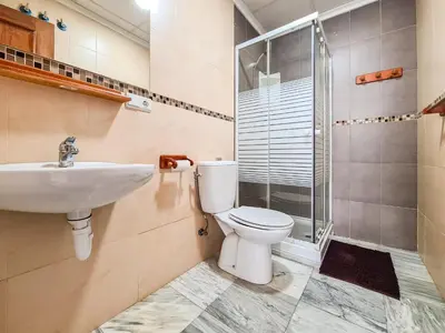 Un baño de Avenida Guillermo Reina 1ºB