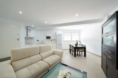 Una televisión o centro de entretenimiento en Eryan Bajo