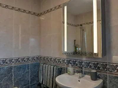 Un baño de The Beach Hut with Lazy spa