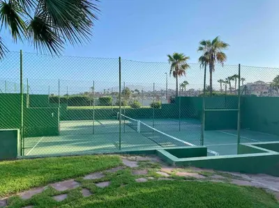 Instalaciones para jugar a tenis o squash en Piso en primera línea de playa, Vera Playa o alrededores