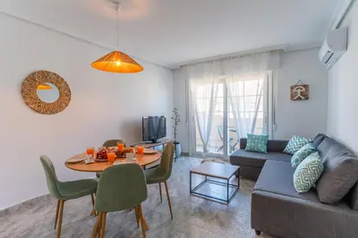 Una televisión o centro de entretenimiento en TrendyHomes Retamar - Vistas al mar, playa a 1 min, golf