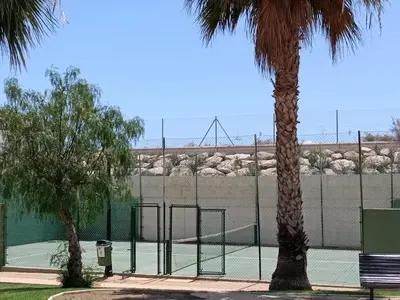 Instalaciones para jugar a tenis o squash en DIDI HOME STAR o alrededores