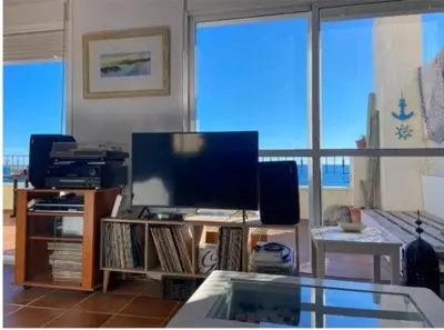 Una televisión o centro de entretenimiento en La caracola