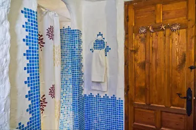 Un baño de Cuevas del Sol