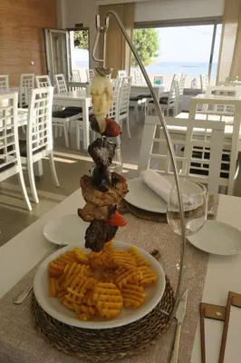 Comida en o cerca de este hotel