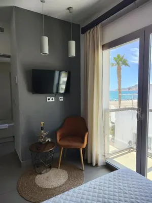 Una televisión o centro de entretenimiento en Hotel Alboran