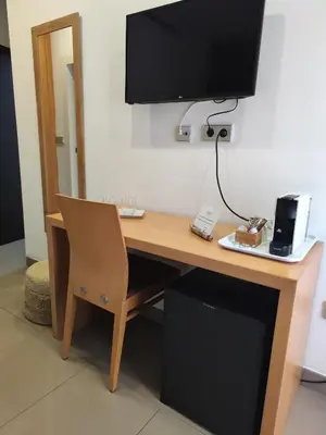 Una televisión o centro de entretenimiento en Hotel Alboran