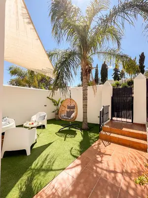Jardín al aire libre en Chalet con Piscina privada y Suite de lujo