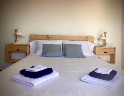 Cama o camas de una habitación en Cortijo de la Fuente con vistas impresionantes, piscina privada y playas a 20 minutos