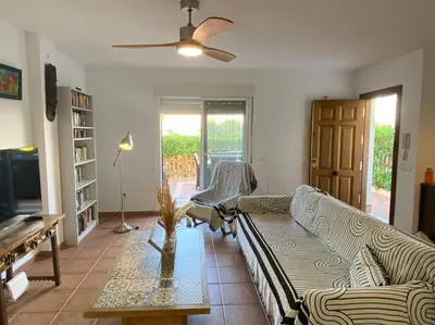 Una televisión o centro de entretenimiento en Adosado en playa Vera,3 piscinas