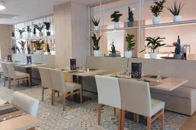 Un restaurante o sitio para comer en Apartamentos Turísticos Best Indalo