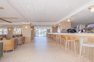 Un restaurante o sitio para comer en Apartamentos Turísticos Best Indalo