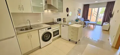 Una cocina o zona de cocina en Homes of Spain, Apartamentos Paraiso Vera Playa, Ed Tahiti, Atico E de 2 dormitorios con piscina privada en solárium y barbacoa, pie de playa, WIFI