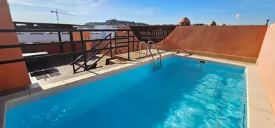 Piscina en o cerca de Homes of Spain, Apartamentos Paraiso Vera Playa, Ed Tahiti, Atico B de 2 dormitorios con piscina privada en solárium y barbacoa, pie de playa