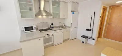 Una cocina o zona de cocina en Homes of Spain, Apartamentos Paraiso Vera Playa, Ed Tahiti, Atico H de 2 dormitorios con piscina privada en solárium y barbacoa, pie de playa, WIFI