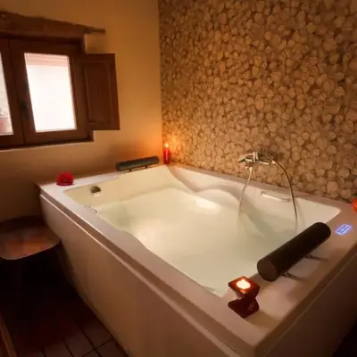 romantic house for 2 or 4 people with jacuzzi