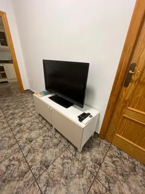 Una televisión o centro de entretenimiento en Bonito apartamento cerca de la playa