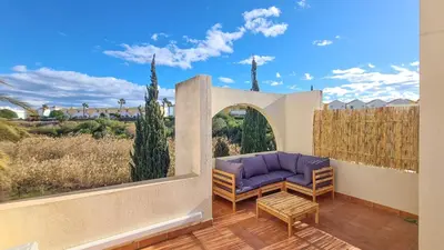 Un balcón o terraza de Garden vistas. Hermoso dúplex con patio, solárium y piscina.