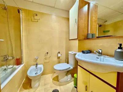 Un baño de Apartamento con vistas al mar en urbanización de lujo Almerimar