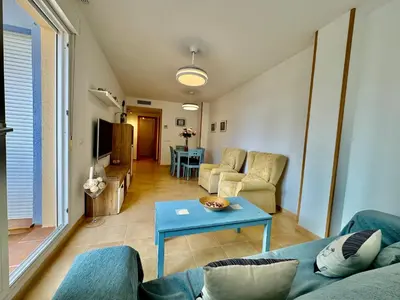 Una televisión o centro de entretenimiento en Apartamento con vistas al mar en urbanización de lujo Almerimar