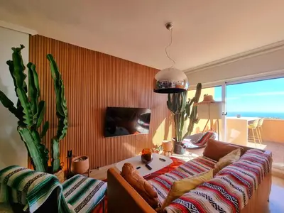 Una televisión o centro de entretenimiento en Oasis de Lujo Frente al Mar - by Aloha Palma