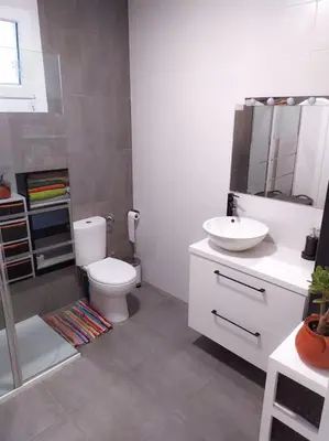 Un baño de Casa con jardín