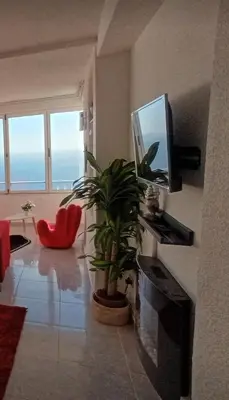 Una televisión o centro de entretenimiento en El Espejo del Mar
