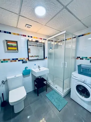 Un baño de Apartamento en Aguadulce Playa con vistas al mar y piscina